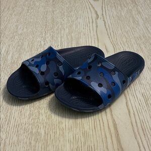 Little Boy’s Crocs Classic Slide Sandals (Navy/Camo)